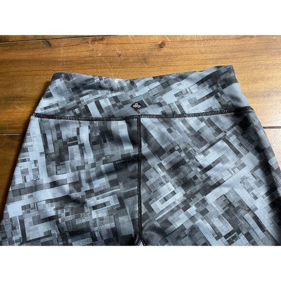 PRANA WOMEN'S CAPRI ATHLETIC LEGGINGS GREY GEOMETRIC SZ SM - Picture 5 of 9